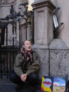 Александр Мешков, (сидит) продает свои картины возле писающего мальчика в центре Брюсселя (Бельгия)